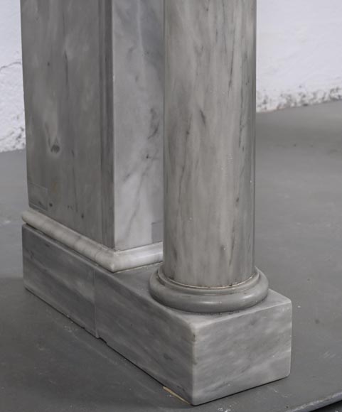 Cheminée d'époque Restauration en marbre Turquin clair, à colonnes détachées et bandeau sculpté-7