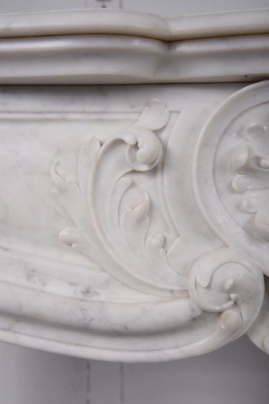 Cheminée de style Louis XV ornée de feuilles d'acanthe en marbre de Carrare-3