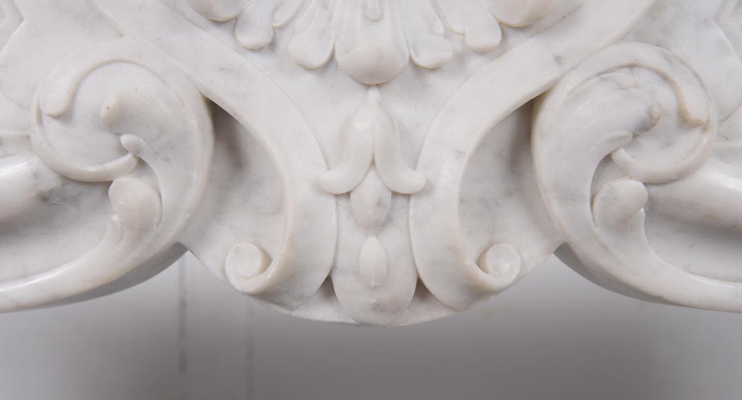 Cheminée de style Louis XV ornée de feuilles d'acanthe en marbre de Carrare-4
