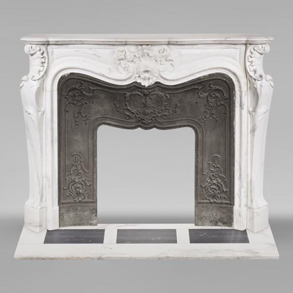 Cheminée de style Louis XV en marbre statuaire veiné-0