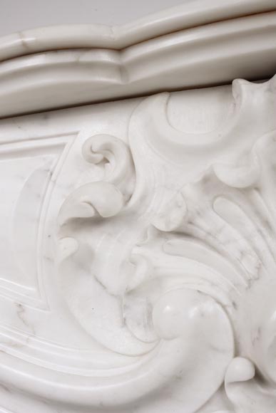 Cheminée de style Louis XV en marbre statuaire veiné-3