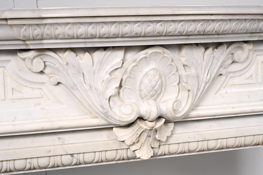 Cheminée de style Napoléon III aux chimères en marbre de Carrare-2