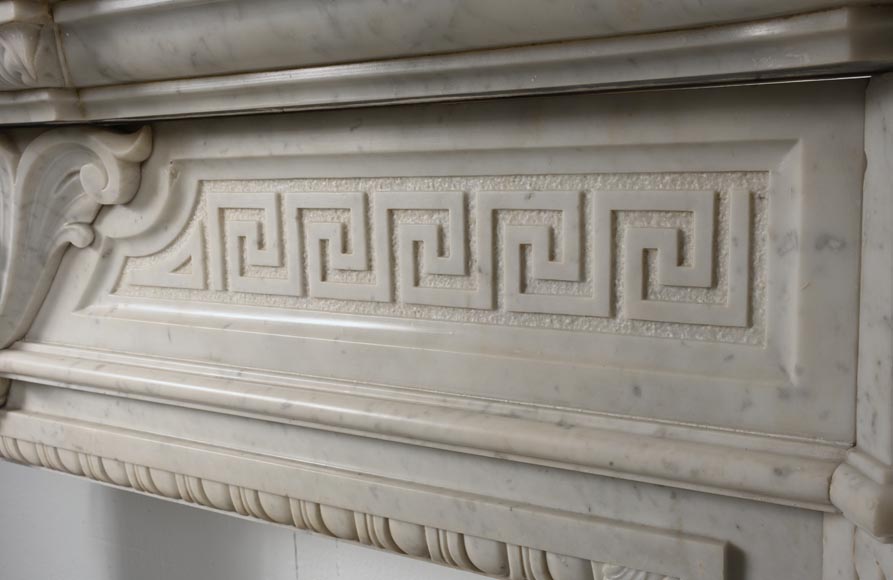 Cheminée de style Napoléon III aux chimères en marbre de Carrare-3