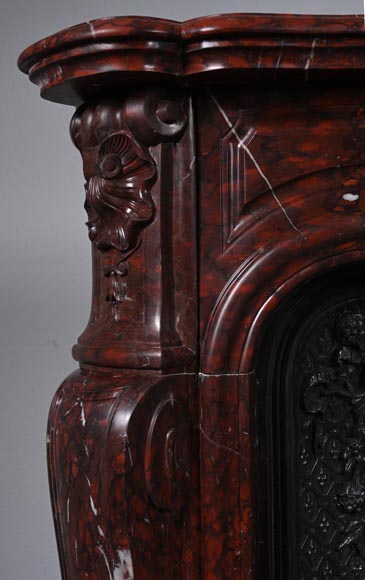 Cheminée de style Louis XV au riche décor de coquilles et de volutes réalisée en marbre Griotte-5