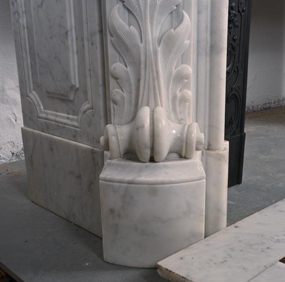 Cheminée de style Louis XV en marbre de Carrare au riche décor de coquilles et fleurs-4