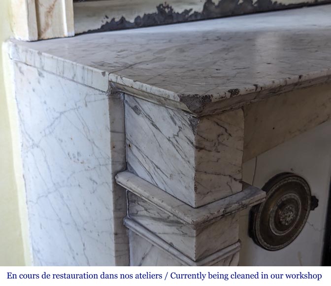 Cheminée d'époque Restauration à pieds en console en marbre de Carrare veiné-6