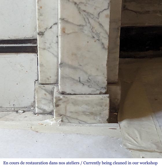 Cheminée d'époque Restauration à pieds en console en marbre de Carrare veiné-7