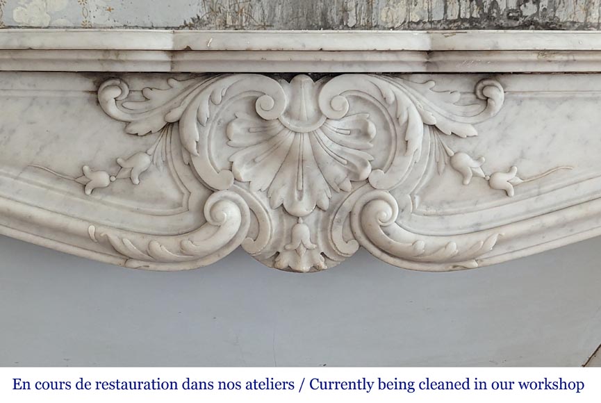 Cheminée de style Louis XV richement décorée de coquilles et de feuilles d'acanthe sculptée en marbre de Carrare-1
