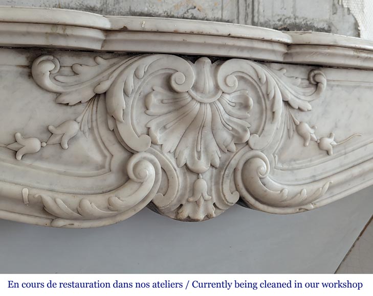 Cheminée de style Louis XV richement décorée de coquilles et de feuilles d'acanthe sculptée en marbre de Carrare-2