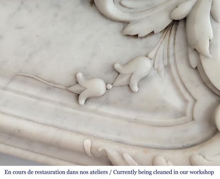 Cheminée de style Louis XV richement décorée de coquilles et de feuilles d'acanthe sculptée en marbre de Carrare-3