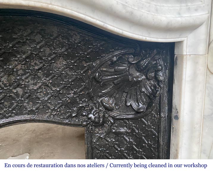 Cheminée de style Louis XV avec coquille encadrée de palmettes sculptée en marbre de Carrare-9