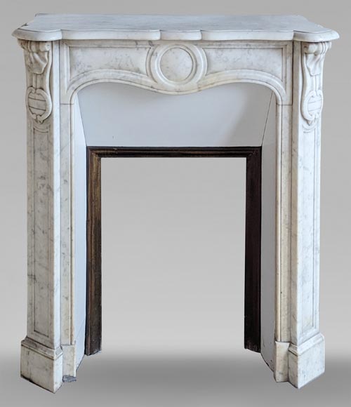 Cheminée de style Louis XV modèle Pompadour en marbre de Carrare, ornée de coquilles-0
