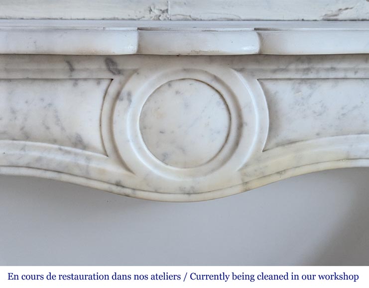 Cheminée de style Louis XV modèle Pompadour en marbre de Carrare, ornée de coquilles-1