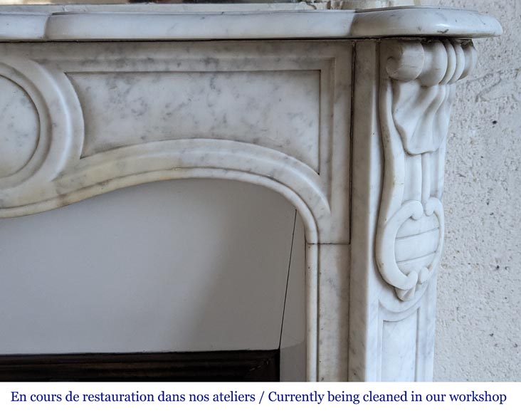 Cheminée de style Louis XV modèle Pompadour en marbre de Carrare, ornée de coquilles-6