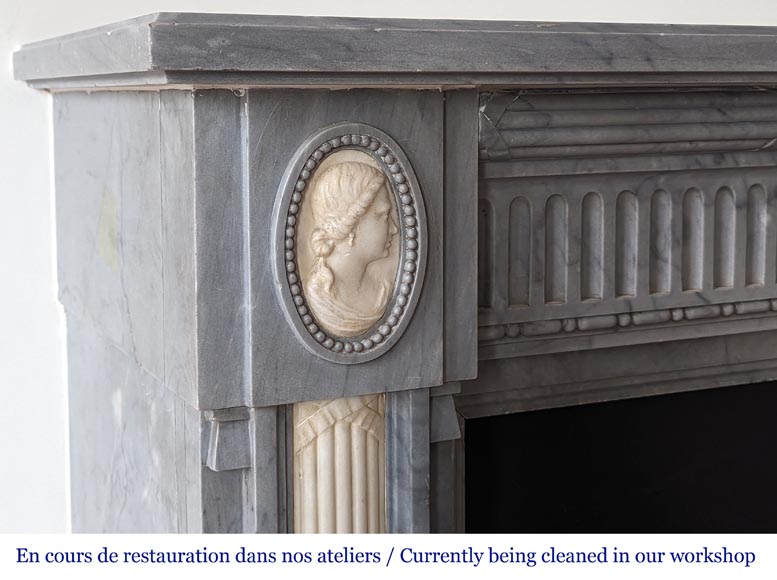 Cheminée d’époque Louis XVI bicolore à demi colonnes en marbre Turquin et statuaire-5