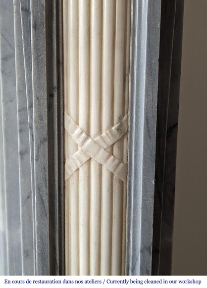 Cheminée d’époque Louis XVI bicolore à demi colonnes en marbre Turquin et statuaire-7