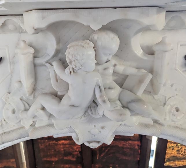 Cheminée italienne du XIXe siècle en marbre de Carrare à décor de putti sculpté et en bronze patiné-2