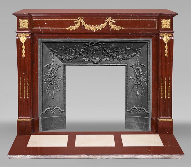 Cheminée de style Louis XVI en marbre Rouge Antique, à bronzes, décorée d'une guirlande Cheminée de style Louis XVI en marbre Rouge Antique, à bronzes, décorée d'une guirlande-0