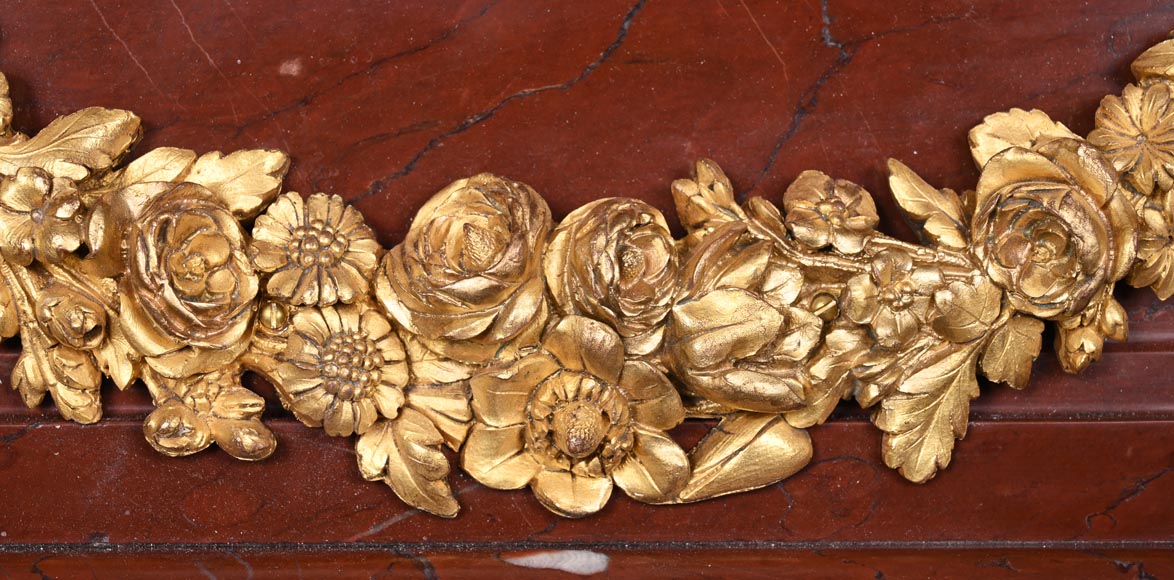 Cheminée de style Louis XVI en marbre Rouge Antique, à bronzes, décorée d'une guirlande Cheminée de style Louis XVI en marbre Rouge Antique, à bronzes, décorée d'une guirlande-2