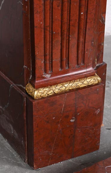 Cheminée de style Louis XVI en marbre Rouge Antique, à bronzes, décorée d'une guirlande Cheminée de style Louis XVI en marbre Rouge Antique, à bronzes, décorée d'une guirlande-8