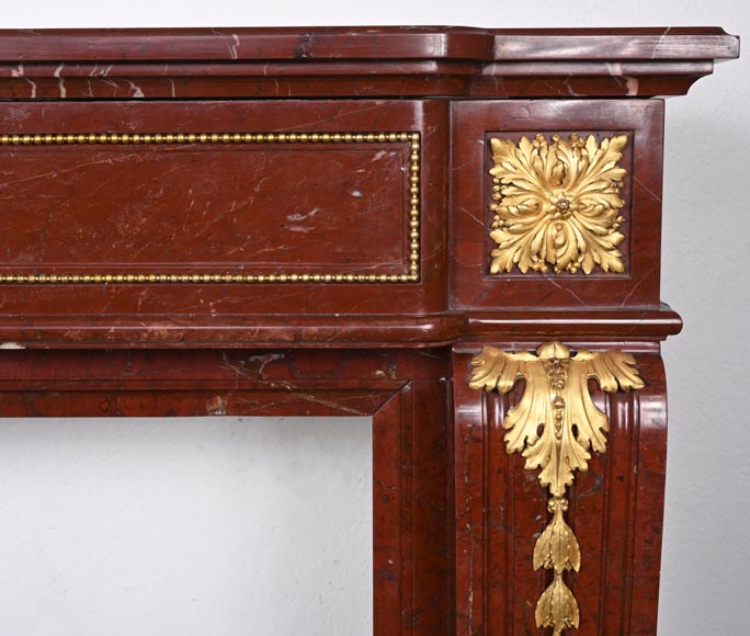 Cheminée de style Louis XVI en marbre Rouge Antique, à bronzes, décorée d'une guirlande Cheminée de style Louis XVI en marbre Rouge Antique, à bronzes, décorée d'une guirlande-10