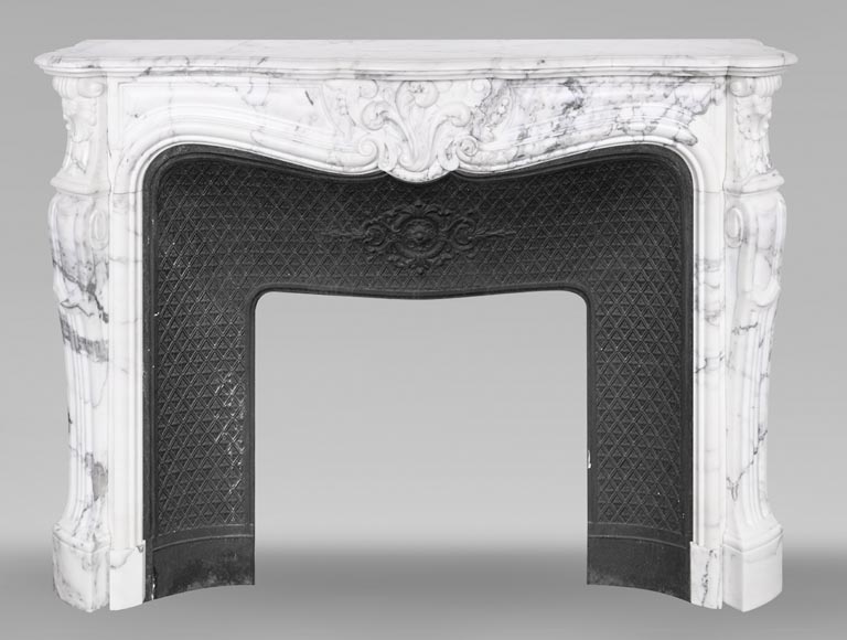 Cheminée de style Louis XV en marbre Arabescato, décorée d'une palmette asymétrique Cheminée de style Louis XV en marbre Arabescato, décorée d'une palmette asymétrique-0