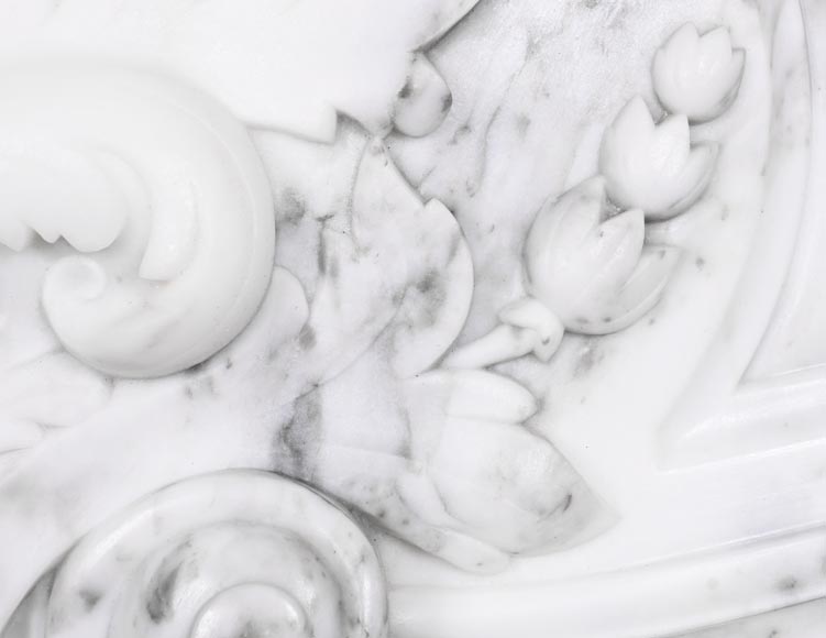 Cheminée de style Louis XV en marbre Arabescato, décorée d'une palmette asymétrique Cheminée de style Louis XV en marbre Arabescato, décorée d'une palmette asymétrique-3