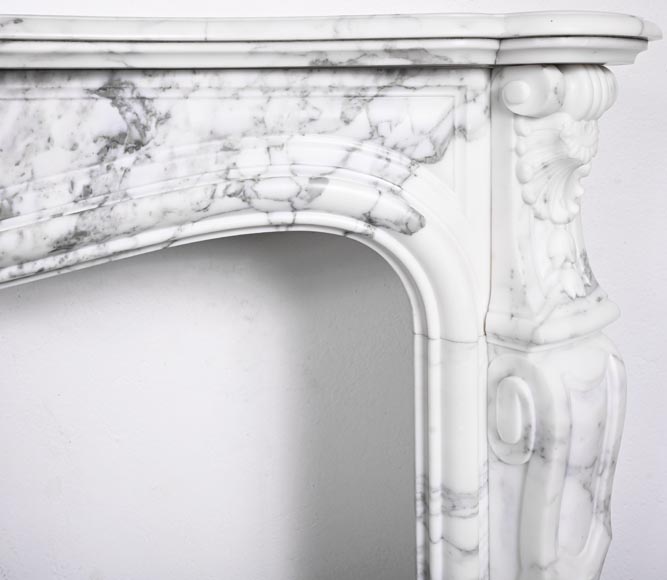 Cheminée de style Louis XV en marbre Arabescato, décorée d'une palmette asymétrique Cheminée de style Louis XV en marbre Arabescato, décorée d'une palmette asymétrique-10