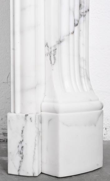 Cheminée de style Louis XV en marbre Arabescato, décorée d'une palmette asymétrique Cheminée de style Louis XV en marbre Arabescato, décorée d'une palmette asymétrique-11