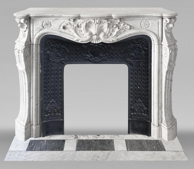 Cheminée de style Louis XV ornée d'une large coquille Cheminée de style Louis XV ornée d'une large coquille-0