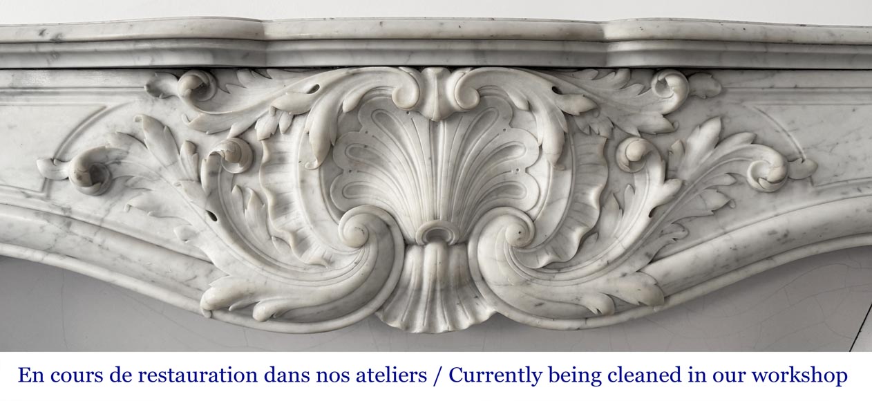 Cheminée de style Louis XV ornée d'une large coquille Cheminée de style Louis XV ornée d'une large coquille-1