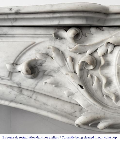 Cheminée de style Louis XV ornée d'une large coquille Cheminée de style Louis XV ornée d'une large coquille-3