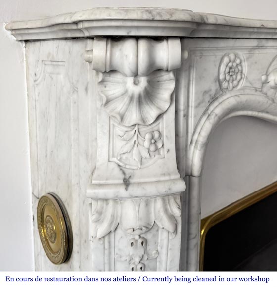 Cheminée de style Louis XV ornée d'une large coquille Cheminée de style Louis XV ornée d'une large coquille-5