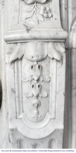 Cheminée de style Louis XV ornée d'une large coquille Cheminée de style Louis XV ornée d'une large coquille-6