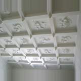 Plafond à caissons de style néo-gothique en staff 