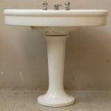 Lavabo 1930 avec robinetterie d'époque