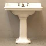 Lavabo 1930 avec robinetterie moderne