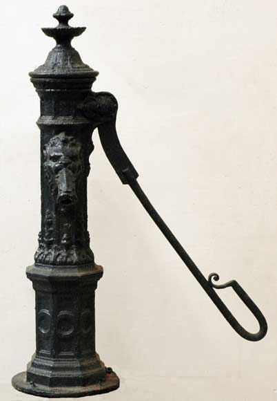 Garden_cast_iron_water_pump.jpg