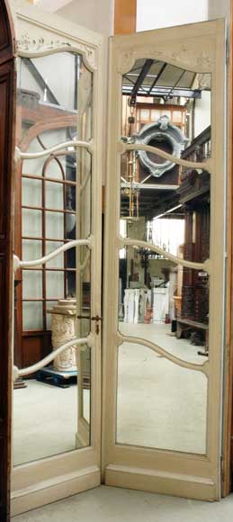 Wood_and_stucco_mirror_doors.jpg