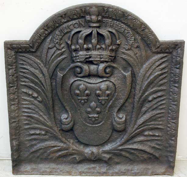 Cast_iron_fireback_with_French_royal_coat_of_arms.jpg