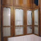 Boiserie en chêne avec 9 portes grillagées