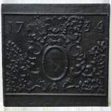 Plaque en fonte datée de 1736