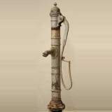 Ancienne pompe à eau de jardin