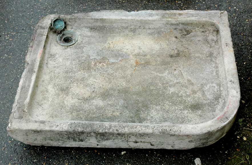 Stone_sink_with_rounded_corner.jpg