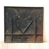Plaque de cheminée de grande dimensions en fonte datée de 1732