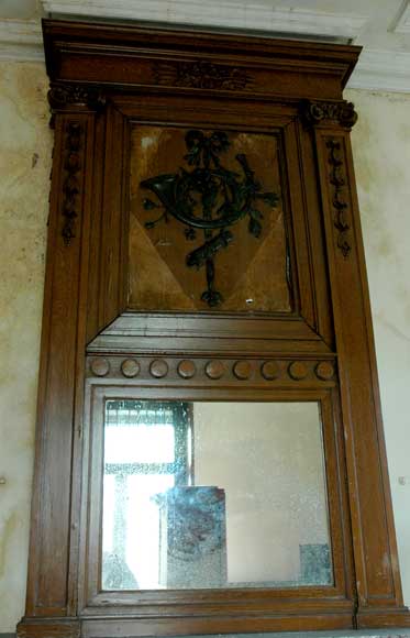 Trumeau_with_hunting_horn_trophy.jpg
