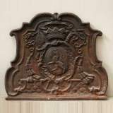 Plaque de cheminée couronnée en fonte du XVIIIe