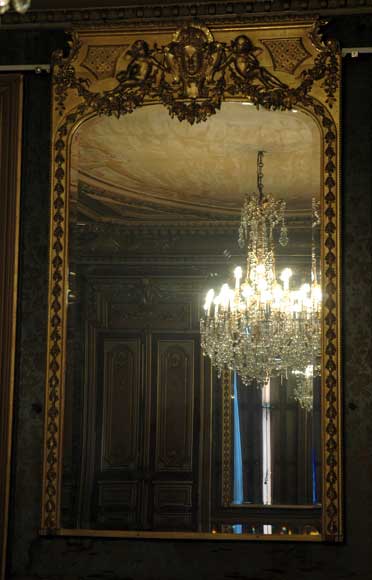 Antique_Gilded_mirror_with_putti_and_mask.jpg