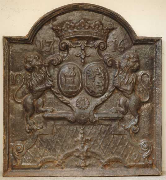 Cast iron fireback with two lions_fr