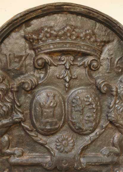 Cast iron fireback with two lions_fr